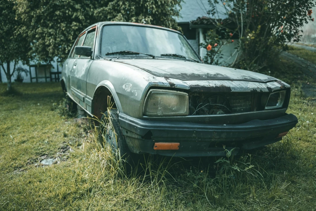 coche oxidado abandonado y dañado
