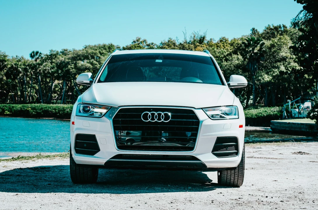 un SUV blanco en la playa