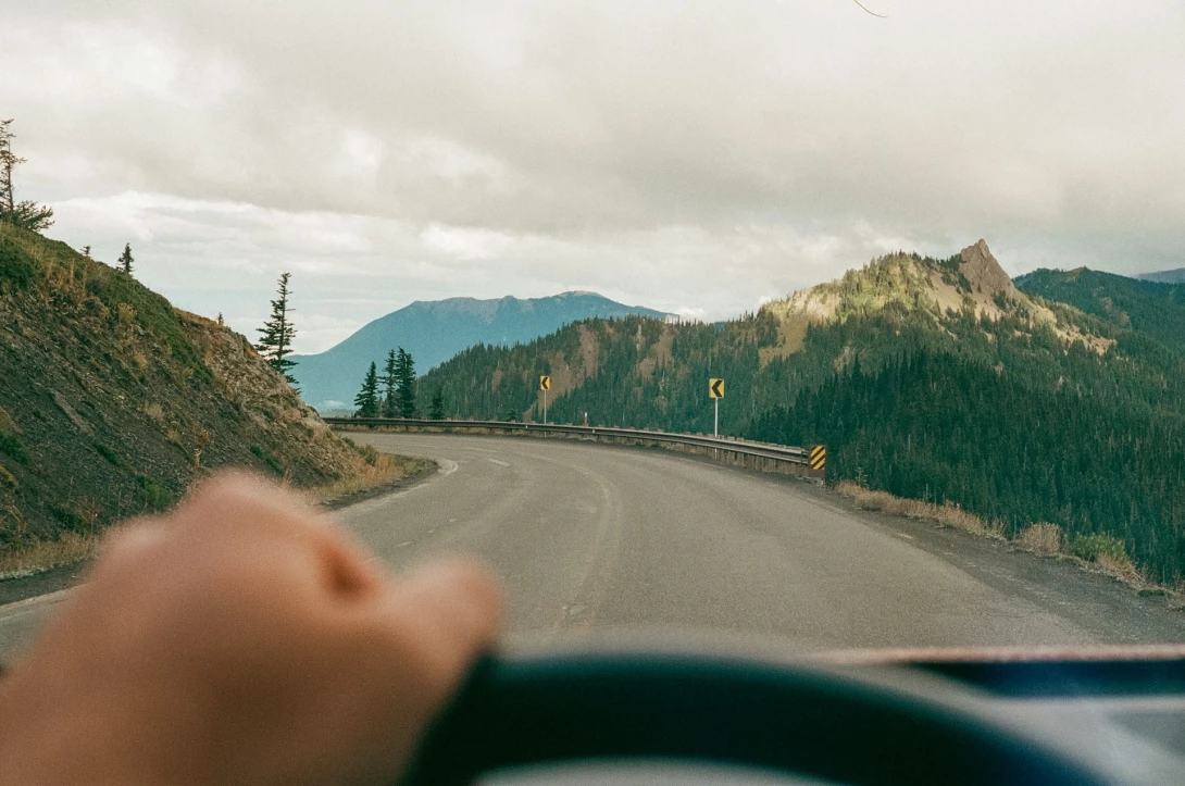Vista desde la ventanilla del coche en la carretera